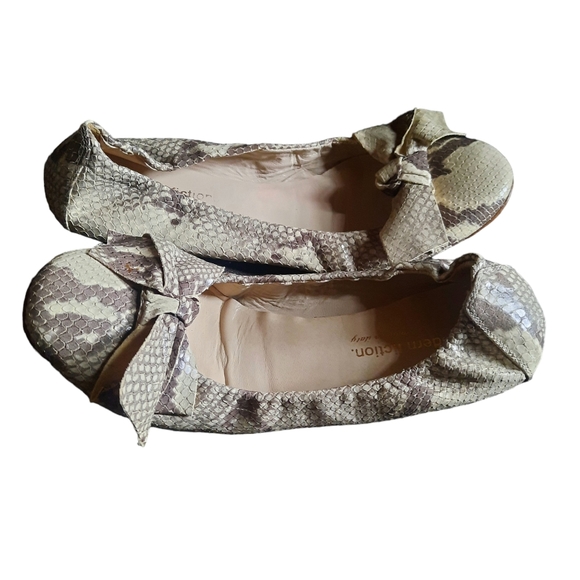 MODERN FICTION Bow Front Round Toe Python Embossed Leather Flats Sz 41 Ivory - Picture 6 of 8